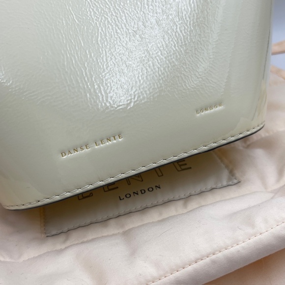 Danse Lente Full Set Mini Johnny Patent Leather Hexagonal Bucket Bag beige - Picture 3 of 12